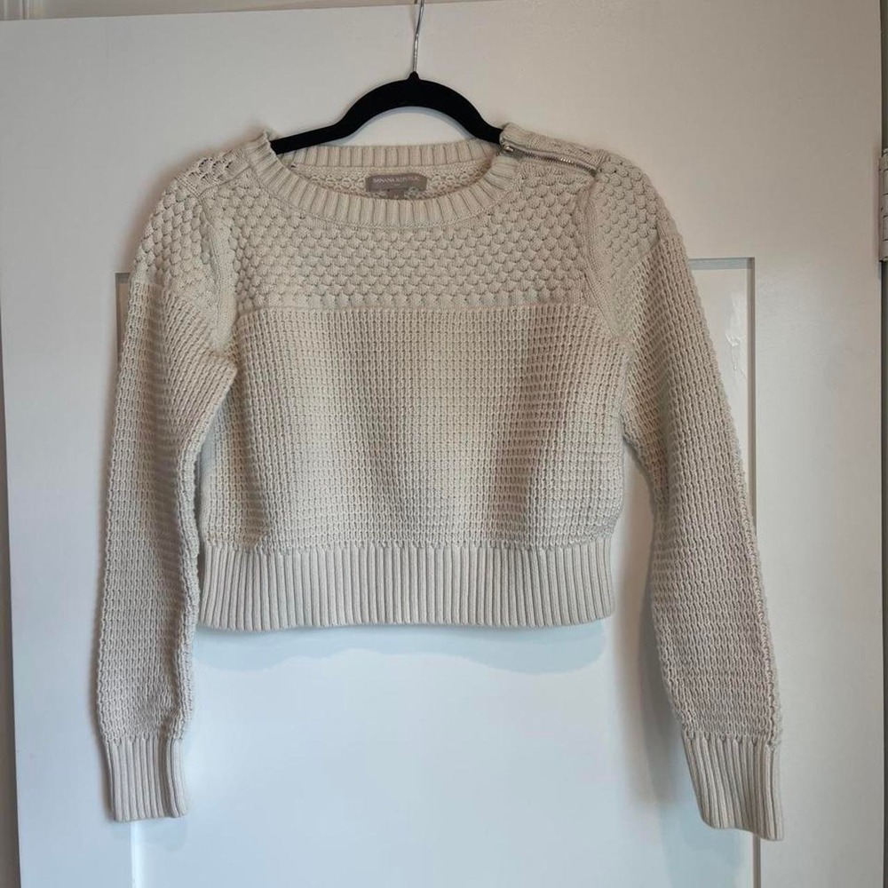 Beautiful Banana Republic cropped knit sweater in a soft cream/ivory neutral